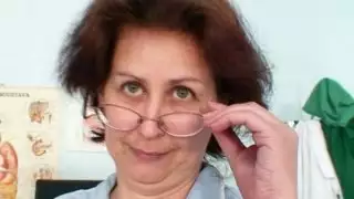 الممرضة المسنة تحصل على شقي في المستشفى