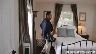 الحلو الآسيوية كتي ميكو داي يحصل على العقاب من زوج والدتها