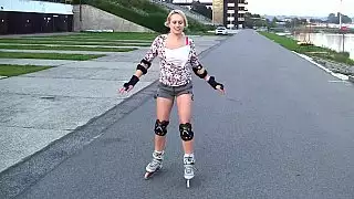 Rollerblading الجمال مارس الجنس من الصعب