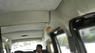 قصف سائق سيارة الأجرة الجديد راكب الأبنوس في المقعد الخلفي