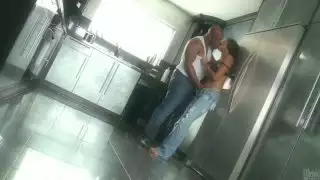 يقوم الرجل الأسود الوحشي بدفع قضيبه السمين في فم إيفاني سولي في المطبخ
