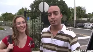 توضح كاتي كولينز جمالها في حافلة بانغ