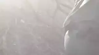 فاتنة بصورة عاطفية تقاسم الديك حرس الحدود في الهواء الطلق