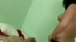 الأم يجعل لها adultbaby القذرة تفجير قضيب جلدي كبير لها