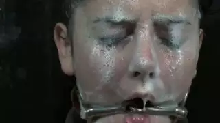 BDSM الماجستير غسل ساشا عارية مع ممسحة الكلمة الترابية