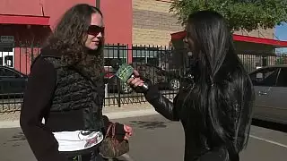 إضاءة رجل المنشعب على النار ولها الصنفرة فتاة ذلك!