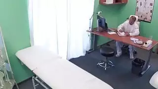 الطبيب الملاعين خائفة مريض مفلس