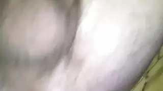 فتاة مهيمنة أوتادها مانع الأحمق مع حزام كبير على