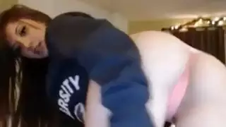 المراهقه في سن المراهقه ويجعل كس الرطب ويأخذ منها