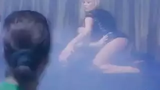 شقراء و امرأة سمراء مثليات