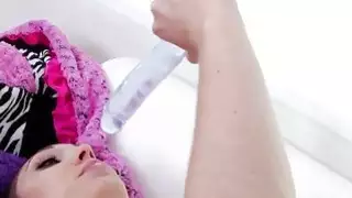 امرأة حلوة اختبار الحمار مع لعبتها
