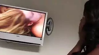 A الحلمه كبيرة الأبنوس فاتنة Jezabel ضربات كبيرة ديك بيضاء في غرفة gloryhole