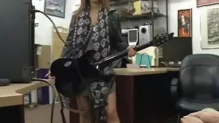 حفر الروك جميلة من قبل الرجل بيدق قرنية في backroom