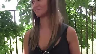 جميلة في سن المراهقة تظهر titties في الأماكن العامة للحصول على النقد