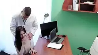 مريض سليم يحصل ديك من طبيب وسيم