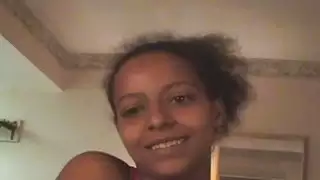 Mulatto Cutie مع كبير الثدي Sucks لي قضيب