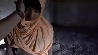 فتاة عربية تئن في حين ركوب schlong طويلة