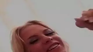 شقراء ساخنة تملصت مع اثنين من الديكة
