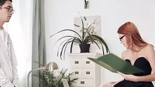 تنحني سوزانا على مكتبها في انتظار رئيسها