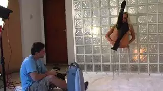 بلوندي المدبوغة ساندي يستمني أثناء صنع الصور
