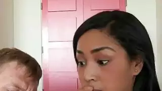 شاركت كات ديلان لها BF مع stepmom ناضجة كبيرة titted لها