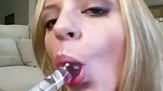 شقراء الناضجة يستمني مع دسار الزجاج