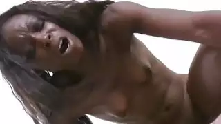 يريد Filothy ebon teenie أن يتحمل العمل الوحشي