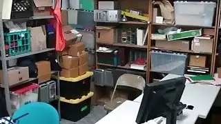 اللص بينيلوب أجبر على إمتصاص كبير ديك في المكتب