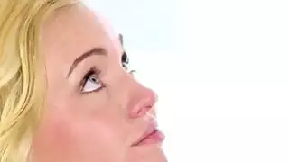 مثير مدلكة شقراء deepthroats من الصعب الديك تحت الطاولة