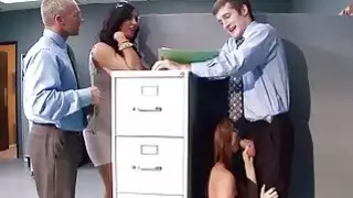 إيزيس الحب يعلم ابنة أريانا كيف يمارس الجنس الحق