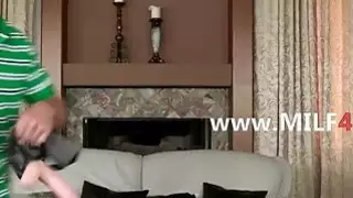 جبهة مورو و doughter على السرير على الأريكة