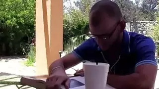 فوز رجل هادئ يكسب مع الكلبات مثير