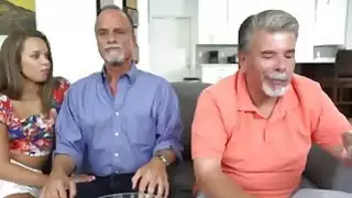رجل قرنية يحب أن يمارس الجنس مع ابنته صديق مثير ل
