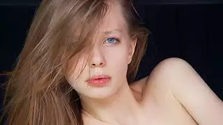 نحيل في سن المراهقة ينتشر على الكاميرا