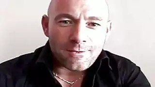 Perv يغوي هوتي مكدسة كبيرة ويجعل لها الصرير مع رمحه