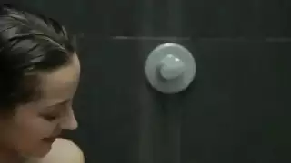 امرأة سمراء فاتنة بالإصبع العضو التناسلي النسوي في الحمام
