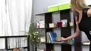 هو مارس الجنس شقراء الساخنة سوزان بجد في doggystyle