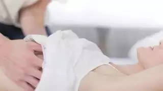 امرأة سمراء مثير مع الثدي الصغيرة تتمتع shag رومانسية