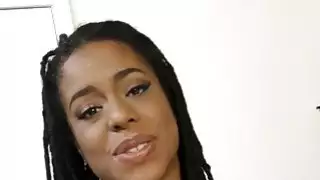 خشب الأبنوس فاتنة يفضح ضيق الحمار ويعطي HANDJOB في بوف
