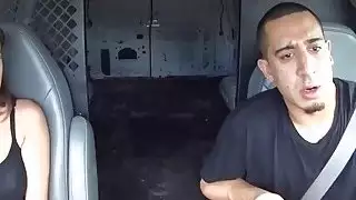 يتأرجح المراهق المشي في سن المراهقة خشن من قبل شخص غريب