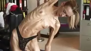 فتاة شقراء anorexic اينا شرائط ويظهر جسدها المرنة