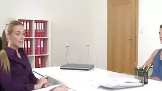 امرأة شقراء يعمل الملاعين الرجل العضلات في المكتب