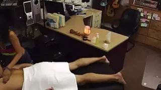 و Maseuse الآسيوية والتدليك لها الجدول