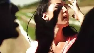 امرأة سمراء يائسة عقبة ركوب مع غريب قرنية