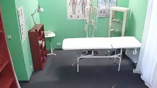 طبيب مع الملاعين ديك كبيرة لطيف المريض