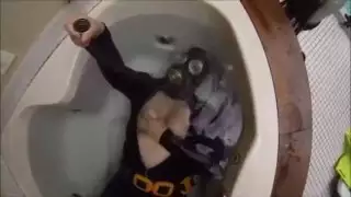 تحت الماء في قناع الغاز