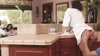 يتسلل حول المنزل