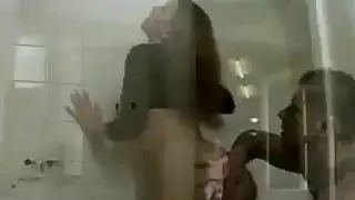 الثلاثي الساخنة في الحمام