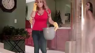كبير titted جبهة مورو stepmom و ابنة لها في سن المراهقة اشتعلت في الثلاثي