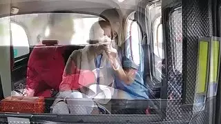 ممرضة جميلة سريعة يمارس الجنس مع السائق في المقعد الخلفي